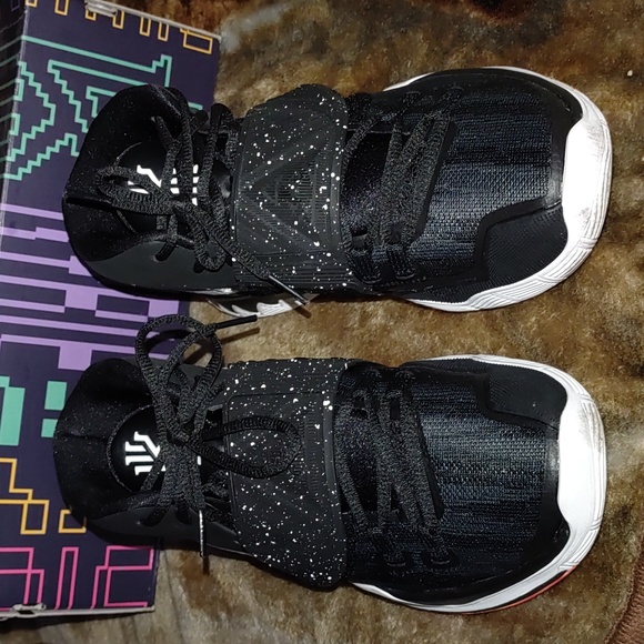Kyrie 6 black and white very nice condition - Picture 4 of 8
